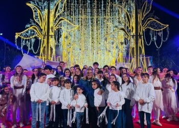 Fuengirola recibe la Navidad con el encendido de la iluminación artística navideña