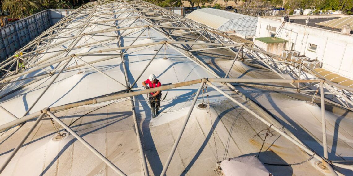 El Ayuntamiento de Estepona realiza una limpieza integral de la lona exterior del Palacio de Exposiciones y Congresos