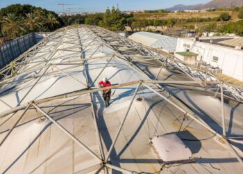El Ayuntamiento de Estepona realiza una limpieza integral de la lona exterior del Palacio de Exposiciones y Congresos