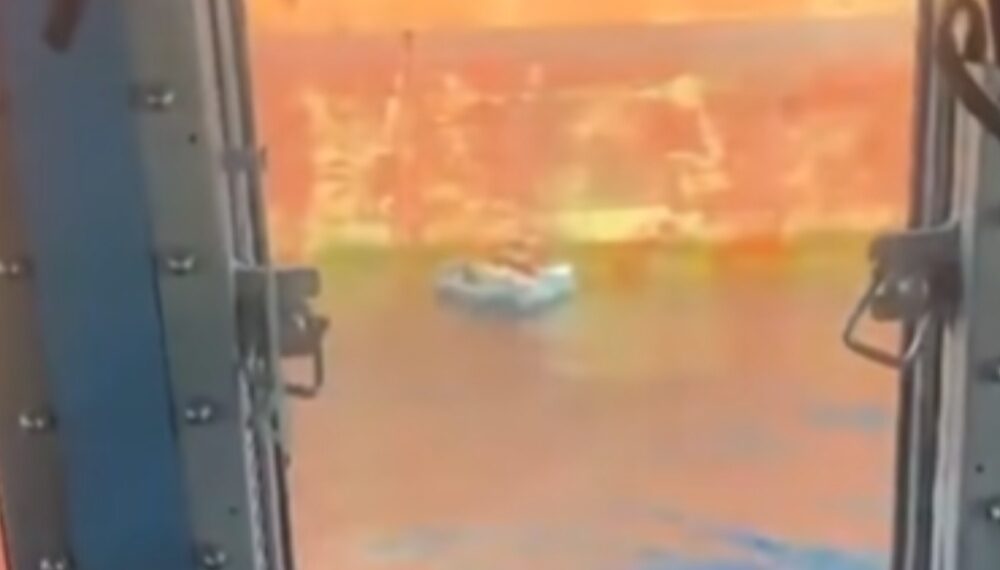 Salvamento Marítimo rescata cerca de la costa de Estepona a un hombre que flotaba… ¡sobre un colchón hinchable!