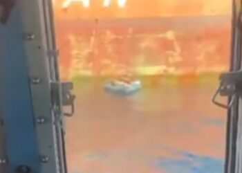 Salvamento Marítimo rescata cerca de la costa de Estepona a un hombre que flotaba… ¡sobre un colchón hinchable!