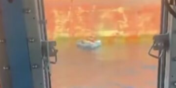 Salvamento Marítimo rescata cerca de la costa de Estepona a un hombre que flotaba… ¡sobre un colchón hinchable!