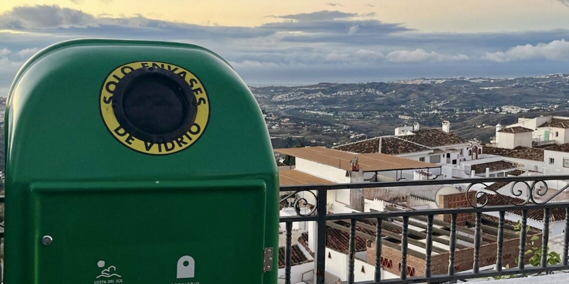 El Ayuntamiento de Mijas pone en funcionamiento ocho nuevos puntos de recogida de vidrio en el pueblo