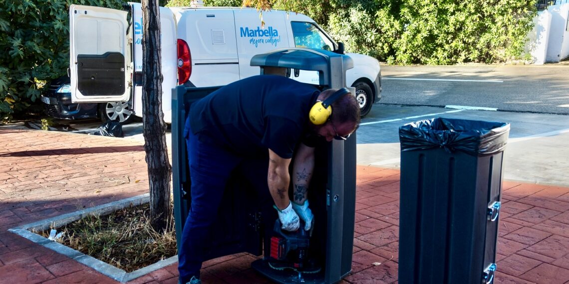 Marbella renueva más de un millar de papeleras en los últimos cuatro años para mejorar la recogida de residuos