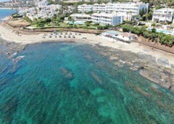 El litoral de Mijas renueva sus certificaciones de calidad, sostenibilidad turística, Banderas  Azules y accesibilidad al cierre de temporada