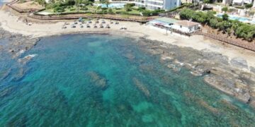 El litoral de Mijas renueva sus certificaciones de calidad, sostenibilidad turística, Banderas  Azules y accesibilidad al cierre de temporada