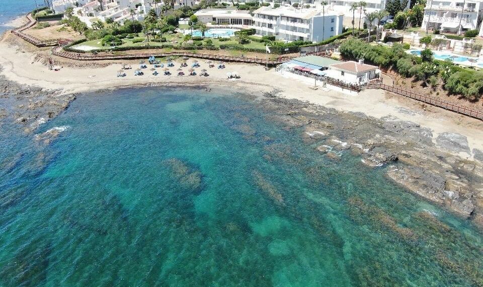 El litoral de Mijas renueva sus certificaciones de calidad, sostenibilidad turística, Banderas Azules y accesibilidad al cierre de temporada