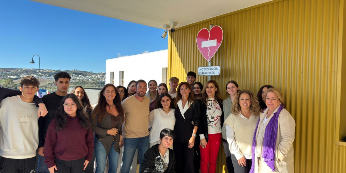 Mijas estrena una señal contra la violencia de género en el IES Ana Carmona para concienciar a los jóvenes