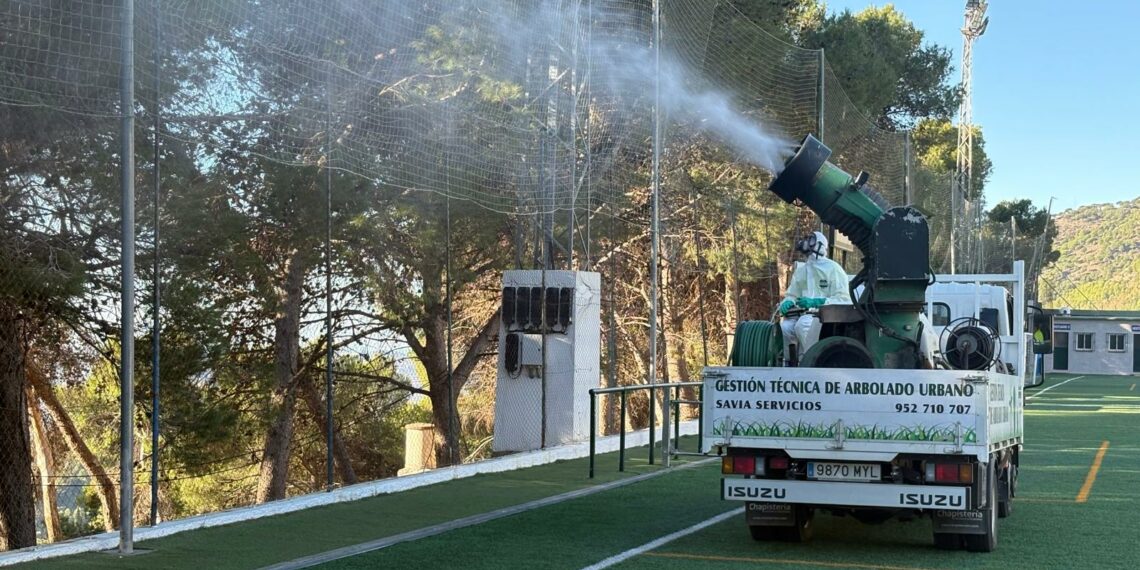 Mijas desarrolla una campaña de fumigación biológica contra la aparición de la oruga procesionaria