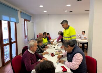 Voluntarios de la Cantera de Manilva participan en un taller de marcos reciclados con la Asociación Luisana