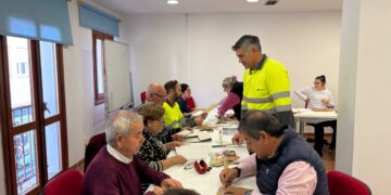 Voluntarios de la Cantera de Manilva participan en un taller de marcos reciclados con la Asociación Luisana