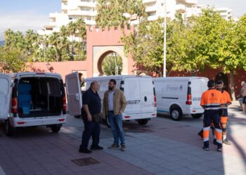 Benalmádena incorpora tres hidrolimpiadoras eléctricas para reducir el ruido durante la limpieza de las calles