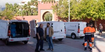 Benalmádena incorpora tres hidrolimpiadoras eléctricas para reducir el ruido durante la limpieza de las calles