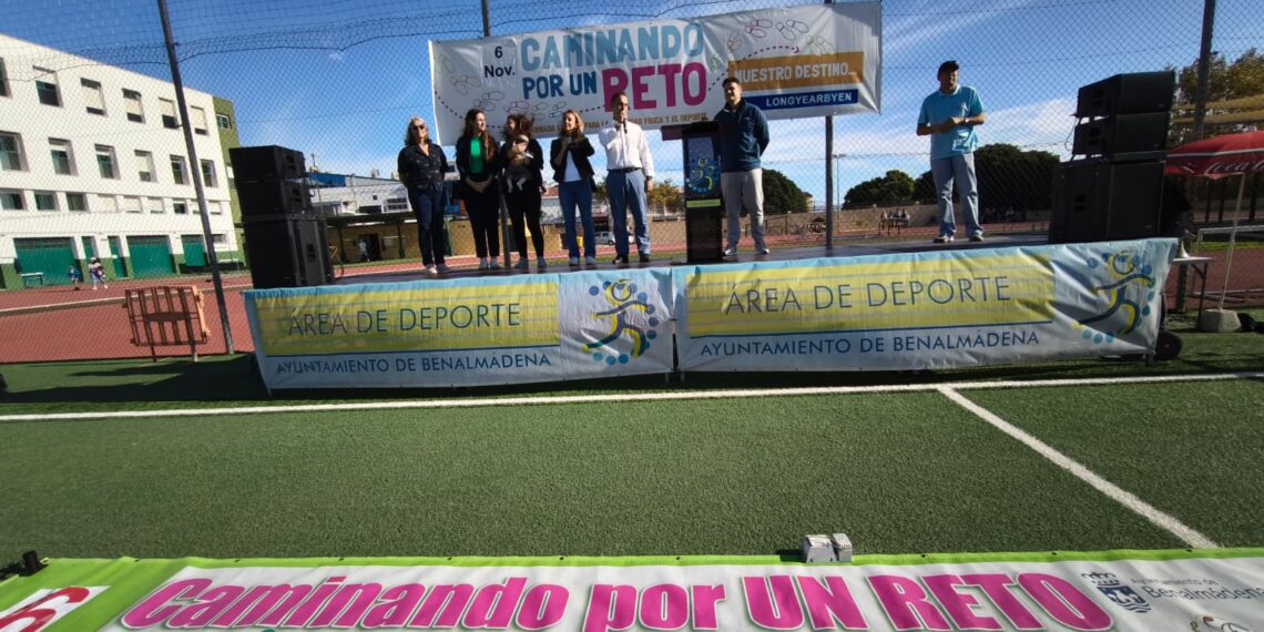 ‘Caminando por un reto’ llena las calles de Arroyo de la Miel con un recorrido simbólico hasta una ciudad noruega