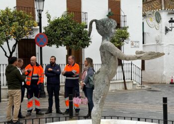 El Ayuntamiento acometerá la restauración de ‘La Niña’ de Benalmádena, de Jaime Pimentel, tras años de deterioro