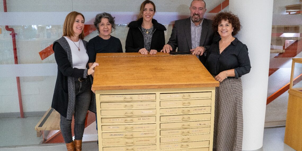 Benalmádena recibe un histórico chivalet donado por la familia Campos con motivo de la modernización de la Biblioteca de Arroyo de la Miel