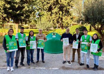 La campaña EcoBarrios se extiende a nueve distritos de Torremolinos con el objetivo de incrementar el reciclaje de vidrio