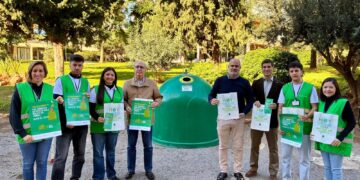 La campaña EcoBarrios se extiende a nueve distritos de Torremolinos con el objetivo de incrementar el reciclaje de vidrio