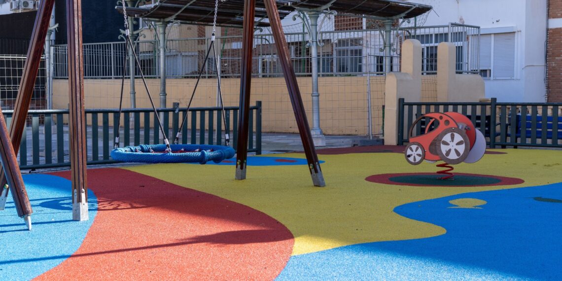 El Ayuntamiento de Benalmádena renueva el suelo, la pintura y parte de las atracciones del parque infantil de la plaza de la Mezquita