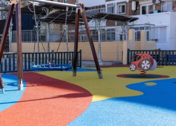 El Ayuntamiento de Benalmádena renueva el suelo, la pintura y parte de las atracciones del parque infantil de la plaza de la Mezquita