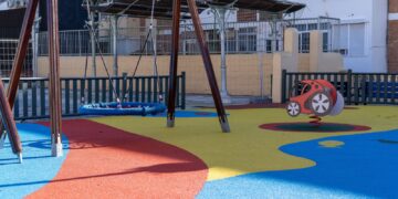 El Ayuntamiento de Benalmádena renueva el suelo, la pintura y parte de las atracciones del parque infantil de la plaza de la Mezquita