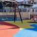 El Ayuntamiento de Benalmádena renueva el suelo, la pintura y parte de las atracciones del parque infantil de la plaza de la Mezquita