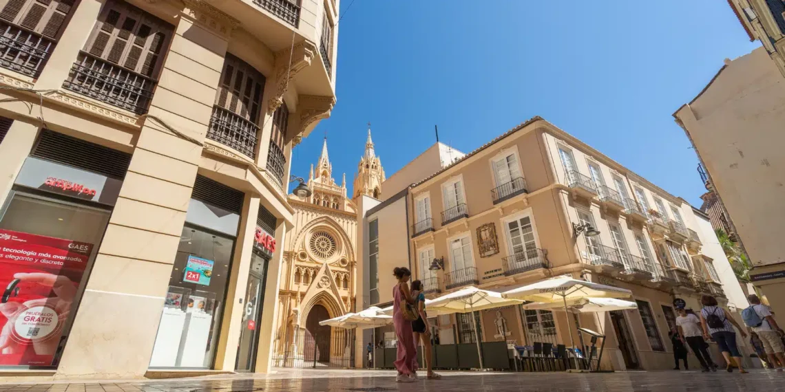 Condenan a un hombre con cuatro años y medio de cárcel por robar en seis tiendas de Málaga