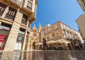 Condenan a un hombre con cuatro años y medio de cárcel por robar en seis tiendas de Málaga
