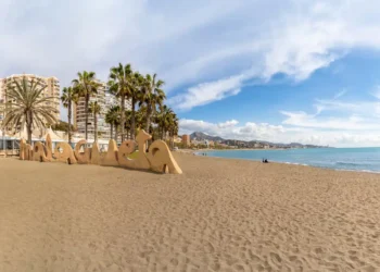 Rescatan a un hombre al que robaron y tiraron al mar en la playa de La Malagueta