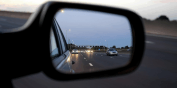 ¿Qué deben hacer los conductores si su espejo retrovisor está dañado?