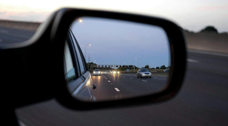 ¿Qué deben hacer los conductores si su espejo retrovisor está dañado?