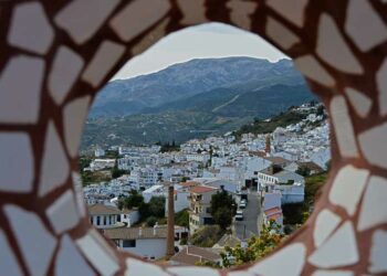 Cómpeta, la joya dorada de la Axarquía que sueña con ser Pueblo Ferrero Rocher 2025