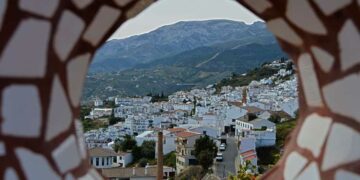 Cómpeta, la joya dorada de la Axarquía que sueña con ser Pueblo Ferrero Rocher 2025