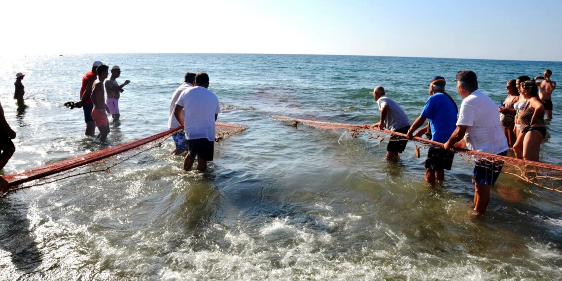 La tirada del copo, un arte pesquero y una tradición prohibida que Los Boliches se niega a abandonar