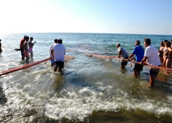 La tirada del copo, un arte pesquero y una tradición prohibida que Los Boliches se niega a abandonar