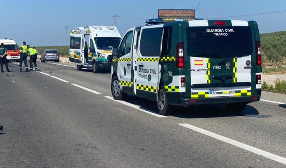 Muere un hombre en un accidente entre una furgoneta y un camión en Casarabonela