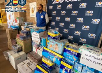La Policía Nacional recoge tres toneladas de alimentos y productos de primera necesidad para niños de dos centros educativos en Málaga