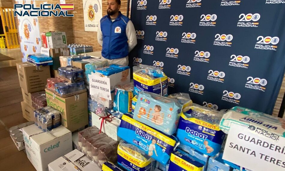 La Policía Nacional recoge tres toneladas de alimentos y productos de primera necesidad para niños de dos centros educativos en Málaga