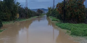 Málaga amanece aún con avisos y una crecida histórica en el río Guadalhorce