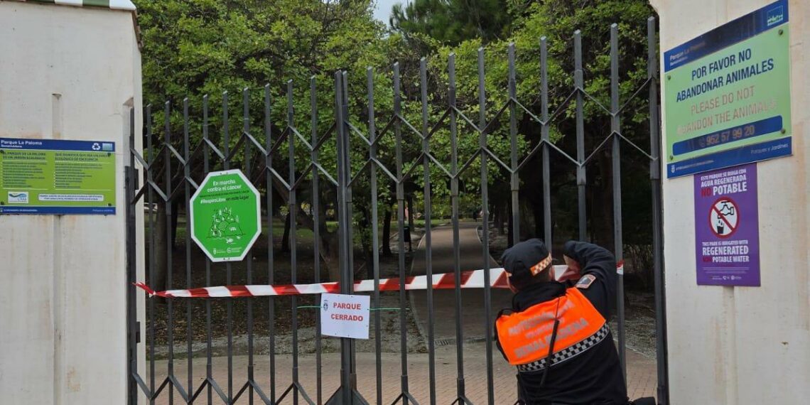 Benalmádena cierra parques e instalaciones municipales por el aviso naranja por lluvias