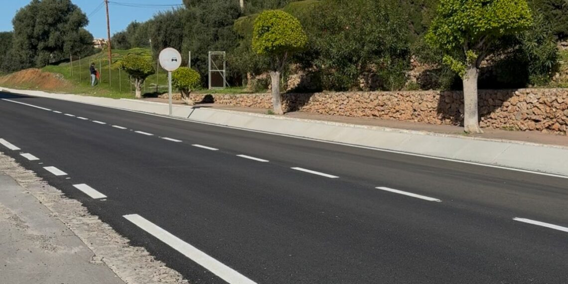 El Ayuntamiento de Mijas finaliza las labores de reasfaltado de firme en el Camino de Coín deteriorado por el constante tráfico pesado