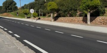 El Ayuntamiento de Mijas finaliza las labores de reasfaltado de firme en el Camino de Coín deteriorado por el constante tráfico pesado