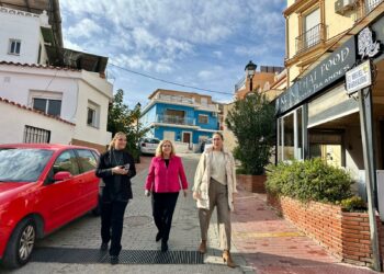 El Ayuntamiento de Fuengirola elimina el tendido aéreo de Los Pacos con el desmontaje de los cables y torretas