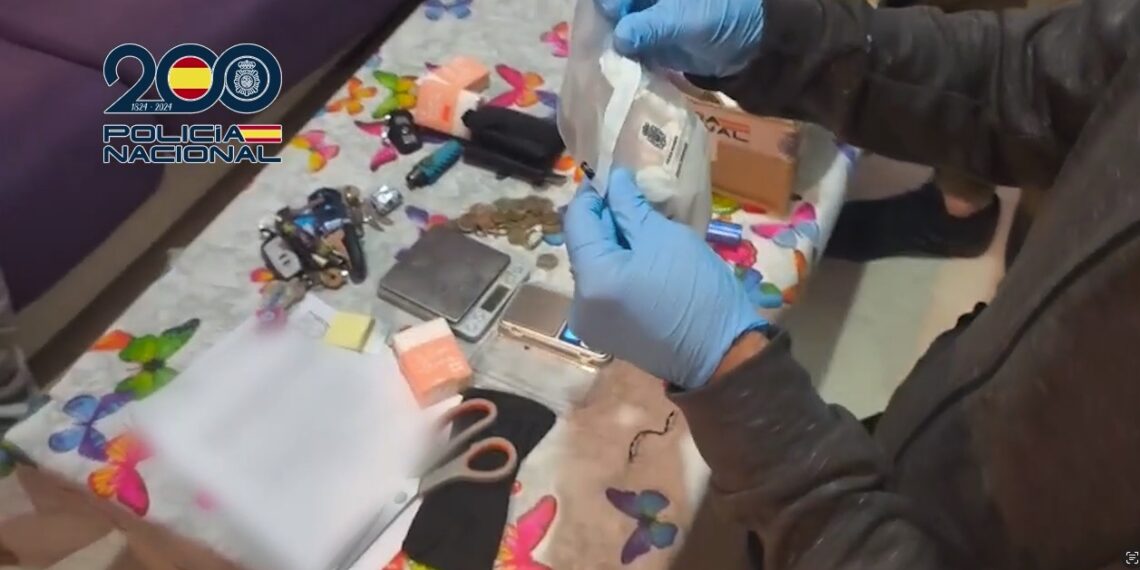 Detenidos un hombre y una mujer al frente de un punto de venta de cocaína en una vivienda en Estepona