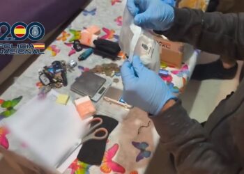 Detenidos un hombre y una mujer al frente de un punto de venta de cocaína en una vivienda en Estepona