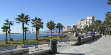 Encuentran el cuerpo sin vida de una mujer en la orilla de una playa de Málaga capital