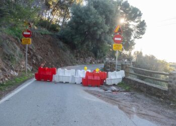 El Ayuntamiento cierra al tráfico la calle Chorreadero por el inicio de las actuaciones de emergencia en un talud situado en el vial