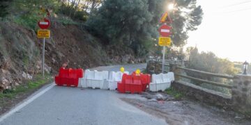 El Ayuntamiento cierra al tráfico la calle Chorreadero por el inicio de las actuaciones de emergencia en un talud situado en el vial