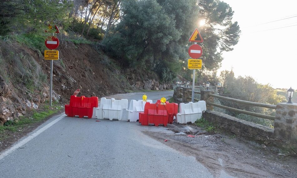 El Ayuntamiento cierra al tráfico la calle Chorreadero por el inicio de las actuaciones de emergencia en un talud situado en el vial