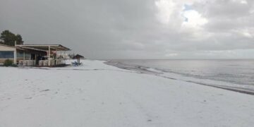 Una Nochebuena de película: así tiñó el granizo de blanco a la Axarquía